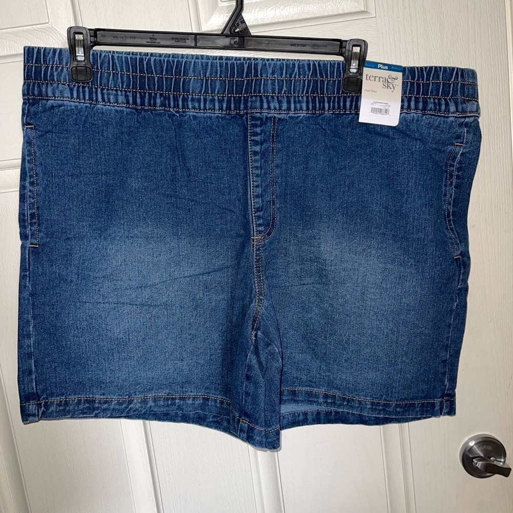 NWT Terra & Sky dark wash slouchy shorts; size 1X (16W-18W)